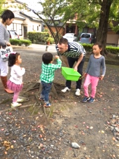 babyクラス公園で宝物さがし01